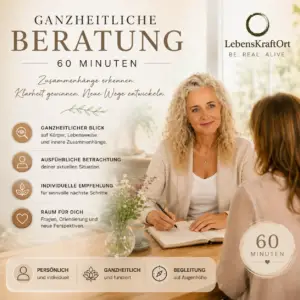 2 Frauen sitzen sich lächelnd gegenüber